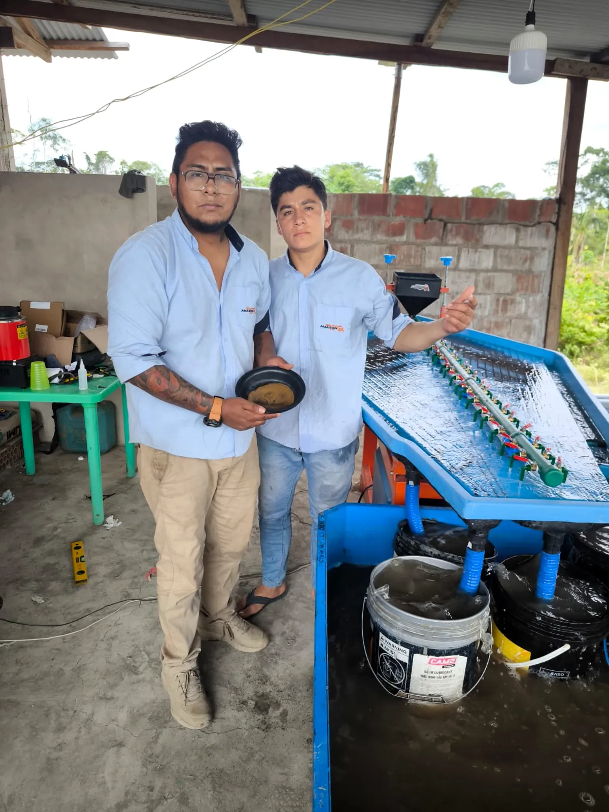 Técnicos junto a la mesa instalada