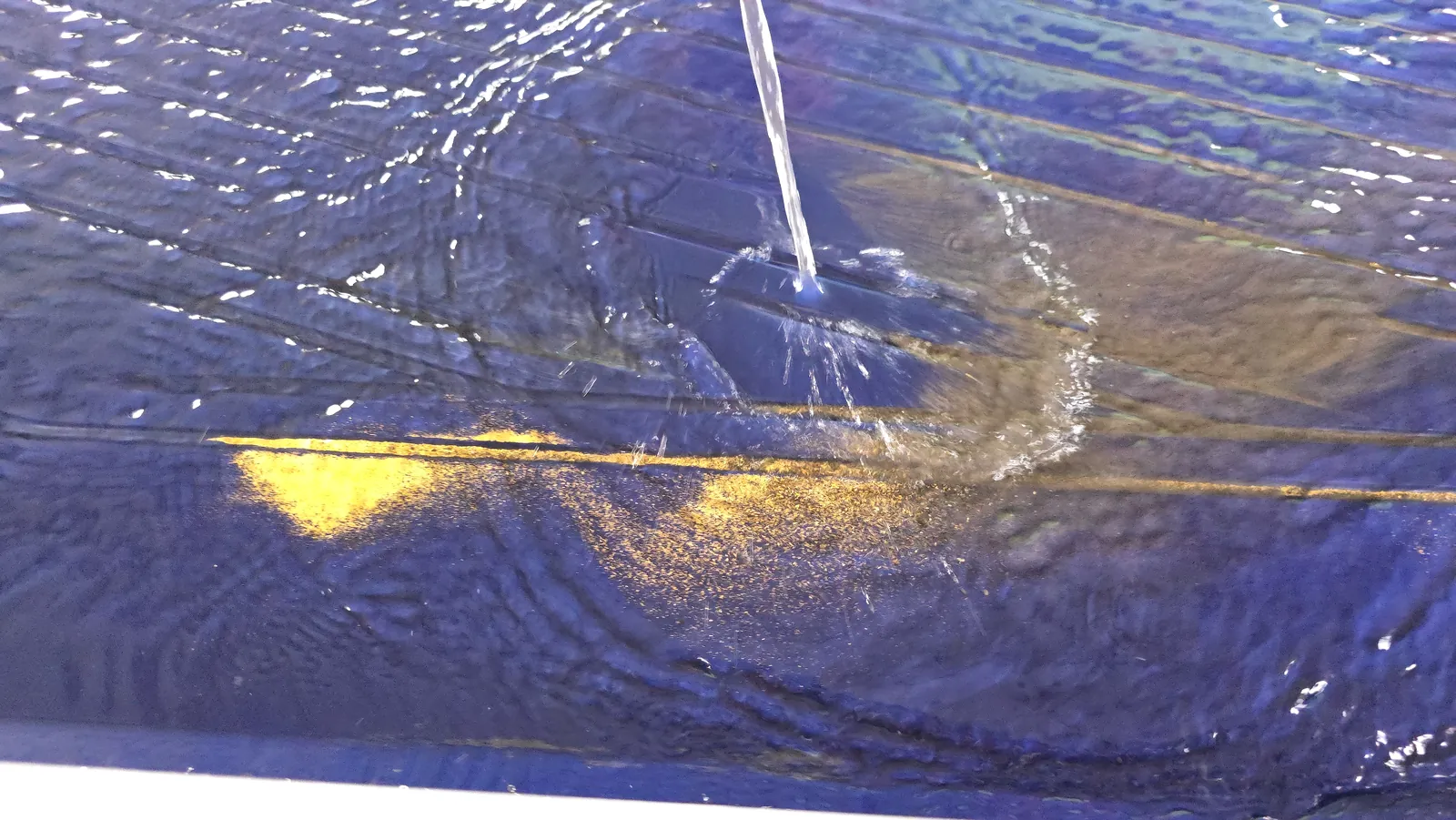 Agua de lavado distribuyendo el material sobre la mesa