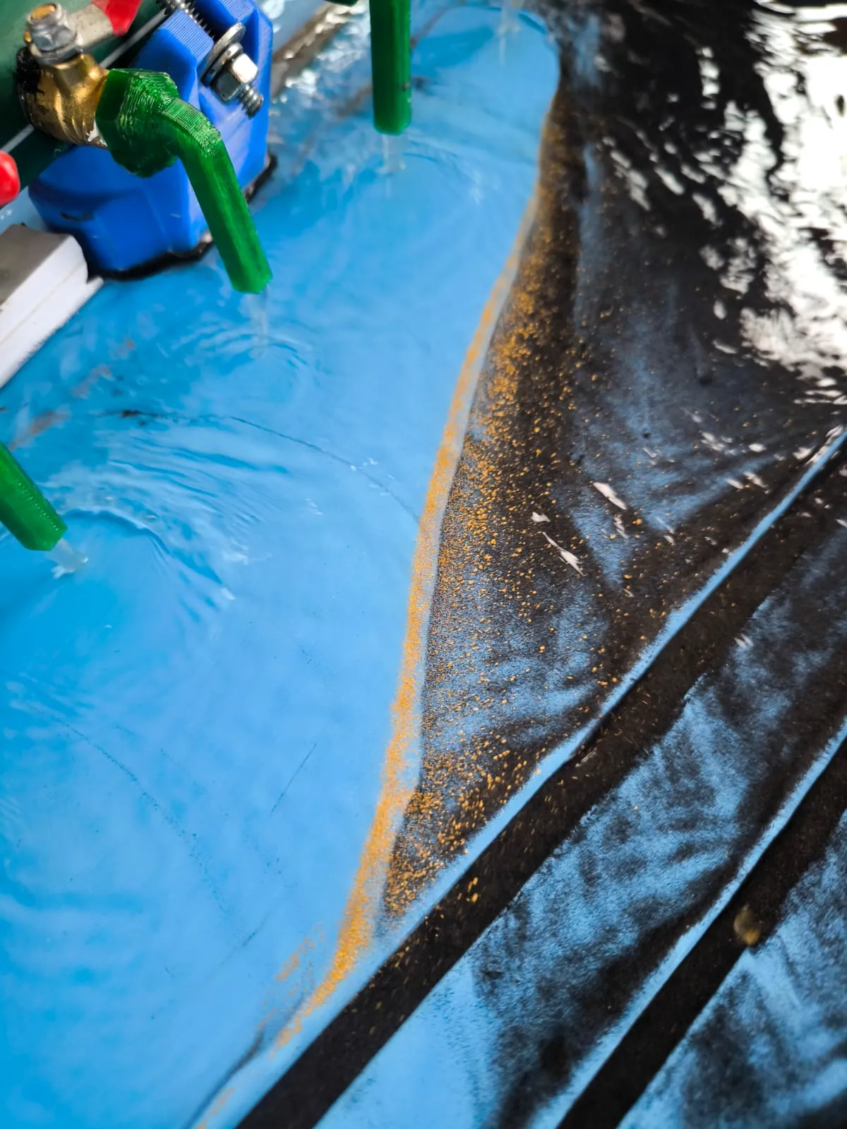 Flujo de agua de lavado sobre la mesa gravimétrica