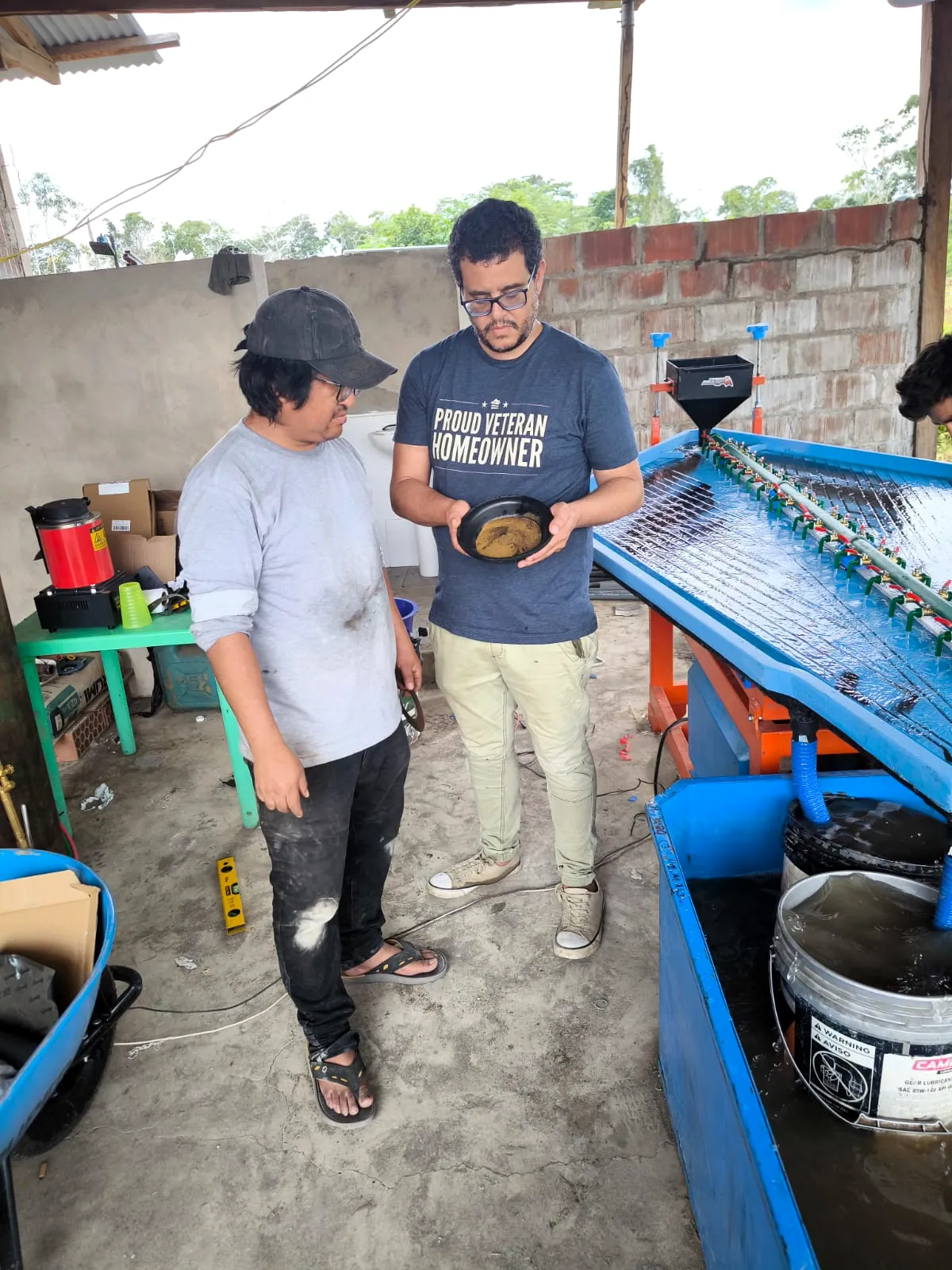 Técnicos y cliente junto a la mesa gravimétrica
