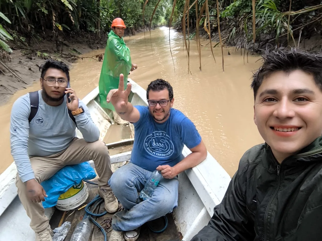 Equipo técnico de Grupo Amazon Tech trasladándose por río