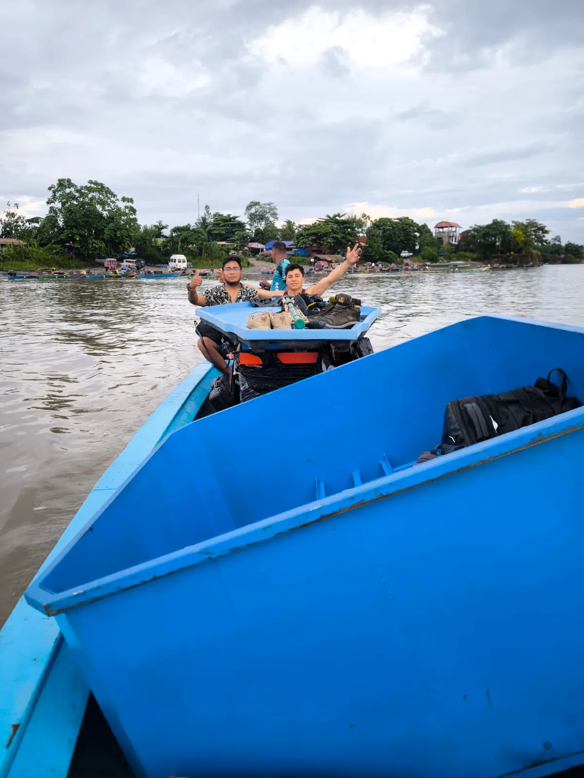 Equipos transportados en bote por río